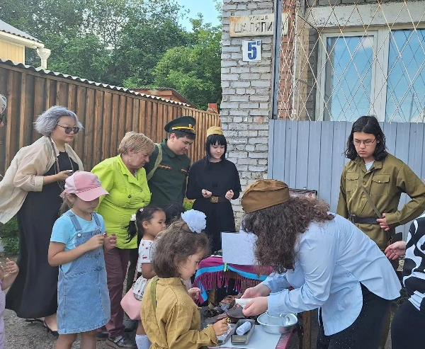 Мини-музей в чемодане. Участники клуба "Большой перемены" АНО ДПО "ВСОЦ" рассказали дошкольникам из г. Улан-Удэ о Великой Отечественной войне